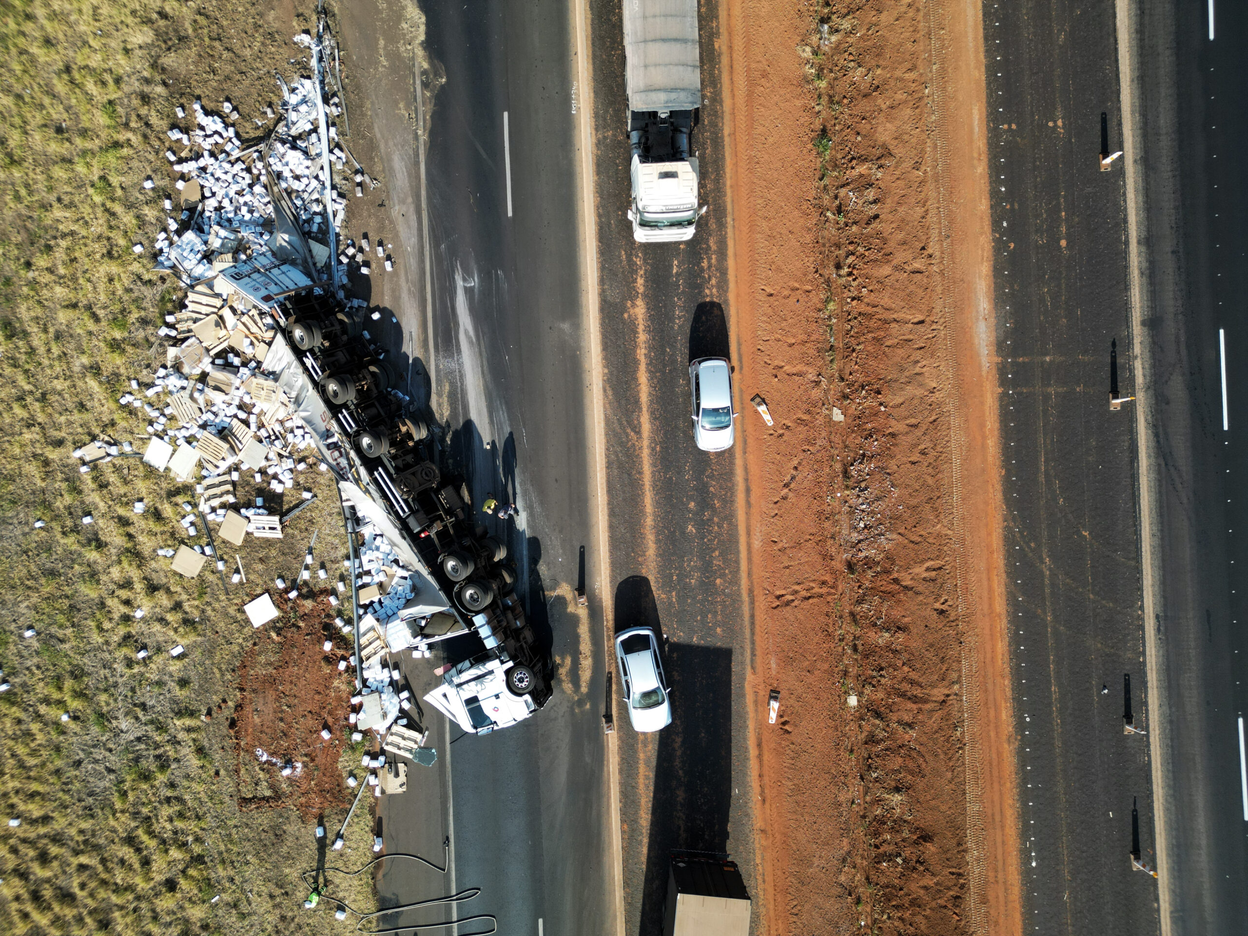 Veja imagens exclusivas da carreta tombada na Washigton Luís, em Rio Preto, sentido Mirassol. Veículos estava cheio de inseticidas e causou transtorno no trajeto.