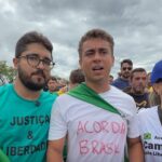 No mesmo dia que vereador pede aplausos a Nikolas Ferreira, médica atende na rua acidentado a espera do Samu. Veja vídeo!