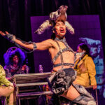 RESENHA FIT: “Boi Material” transforma o palco em um espelho incômodo do Brasil contemporâneo. Leia a crítica do editor aqui.
