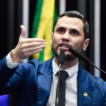 RADAR POLÍTICO: Flávio continua sem vice, Renan Santos ataca Nikolas, Kim Kataguiri quase acaba com Dia TV e vereadora de Votuporanga vai às ruas! Leia tudo aqui!