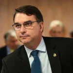Escritório de Flávio Bolsonaro recebeu R$ 500 mil de empresa ligada a diretor de companhia citada no caso Master