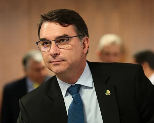 Escritório de Flávio Bolsonaro recebeu R$ 500 mil de empresa ligada a diretor de companhia citada no caso Master