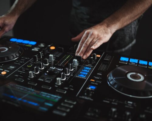 Insane Sound terá programação com DJs e baladas em estandes no Parque do Peão